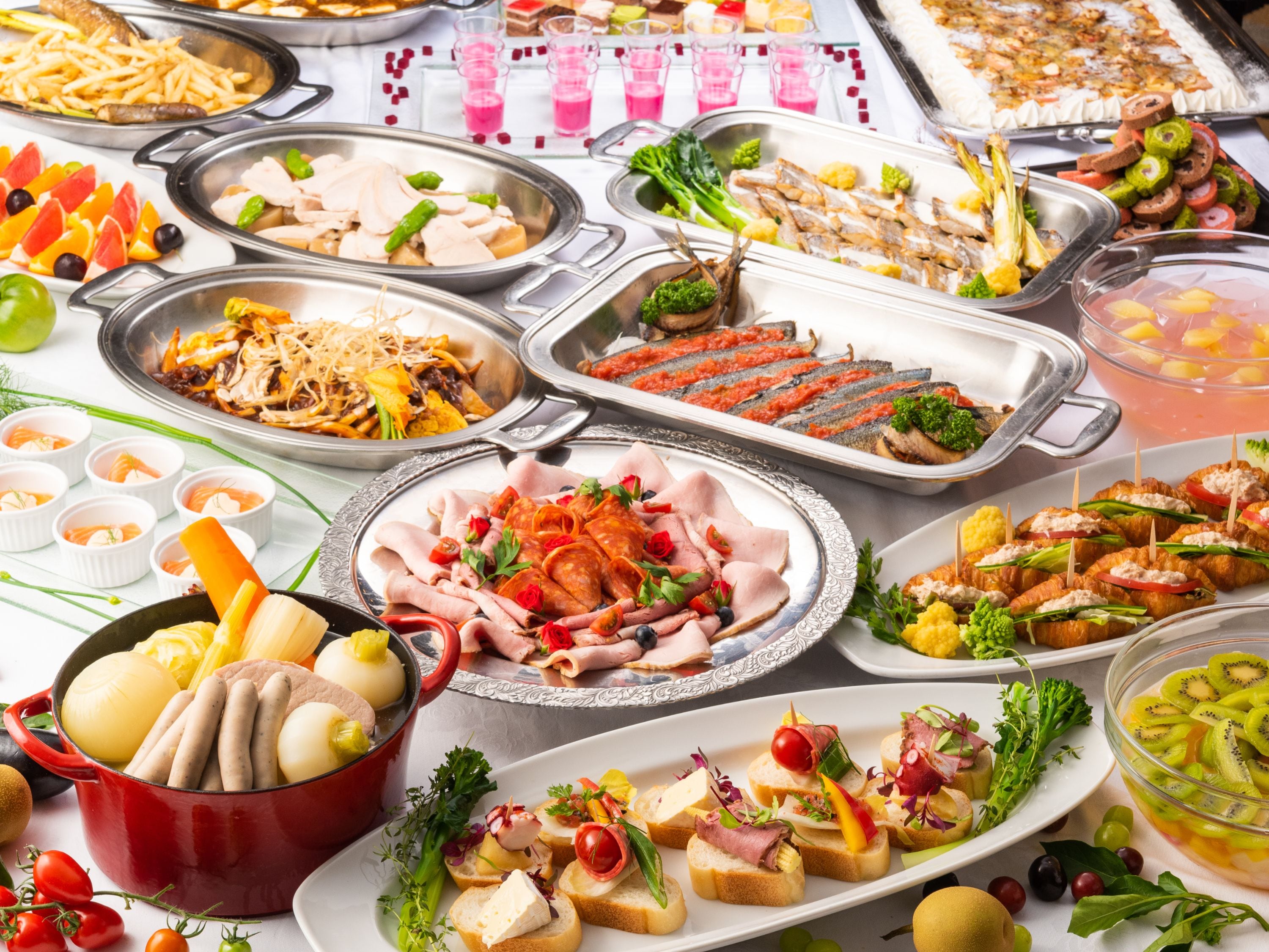 3 restaurants, breakfast, lunch, dinner served; Japanese cuisine