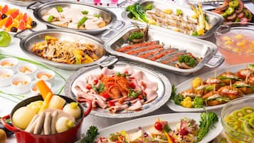3 restaurantes; se sirve desayuno, almuerzo y cena; cocina japonesa