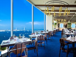 3 restaurantes; se sirve desayuno, almuerzo y cena; cocina japonesa