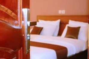Suite, 1 Queen Bed, Non Smoking | Premium bedding, desk, blackout curtains, iron/ironing board - Les Hotels Eulis (Abidjan)