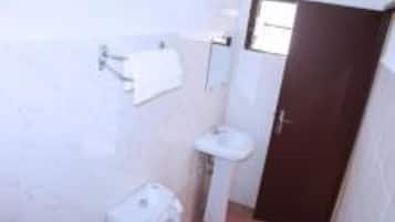 Suite, 1 Queen Bed, Non Smoking | Bathroom