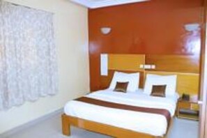 Premium bedding, desk, blackout curtains, iron/ironing board - Les Hotels Eulis (Abidjan)