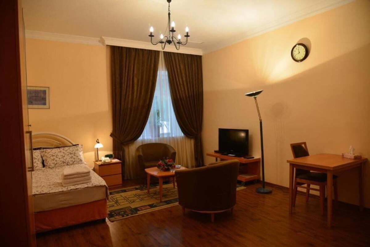 Quarto solteiro básico, vista para o jardim | Cofres nos quartos, escrivaninha, ferros/tábuas de passar roupa