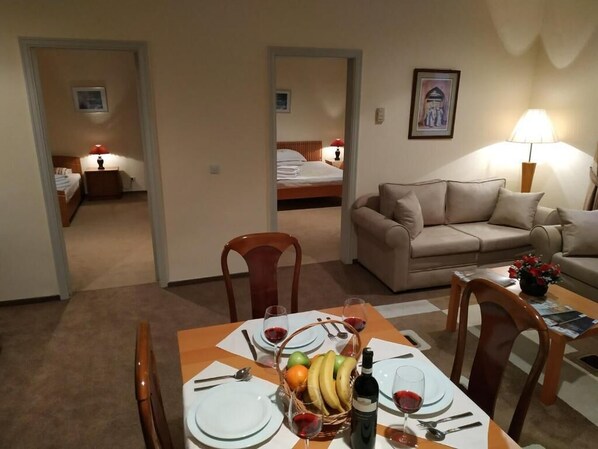 Basic Triple Room | In-room safe, desk, soundproofing, iron/ironing board