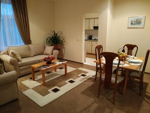 Habitación triple básica | Caja fuerte, escritorio, sistema de insonorización