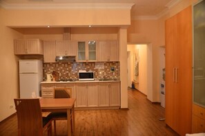 Quarto solteiro básico, vista para o jardim | Cofres nos quartos, escrivaninha, ferros/tábuas de passar roupa