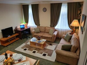 Quarto casal básico, vista para o jardim | Cofres nos quartos, escrivaninha, ferros/tábuas de passar roupa