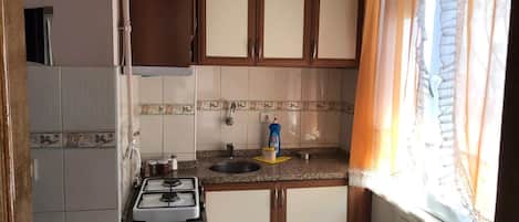Standard Twin Room | Private kitchen | Fridge, stovetop, electric kettle, cookware/dishes/utensils