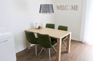 Apartment, 2 Bedrooms, Non Smoking | Ruokailu omassa huoneessa