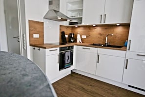 Apartment, 2 Bedrooms, Non Smoking | Yksityinen keittiö | J ääkaappi, uuni, liesi, astianpesukone