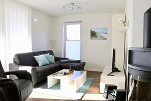 Apartment, 2 Bedrooms, Non Smoking | Wohnzimmer | Flachbildfernseher, Kamin