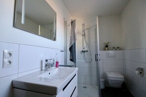 Apartment, 2 Bedrooms, Non Smoking | Bathroom