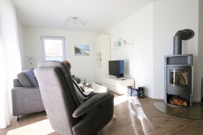 Apartment, 2 Bedrooms, Non Smoking | Vardagsrum | Platt-tv och eldstad