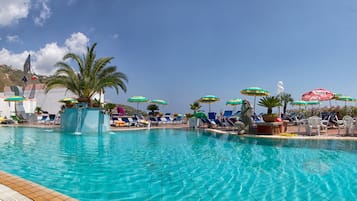 Piscina coperta, piscina all'aperto, ombrelloni da piscina, lettini