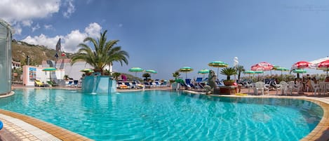 Piscine couverte, piscine extérieure, parasols de plage, chaises longues