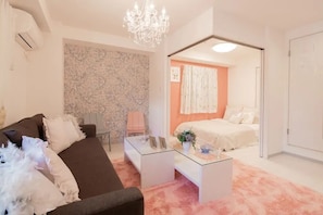 Apartment | Living room | Flat-screen TV