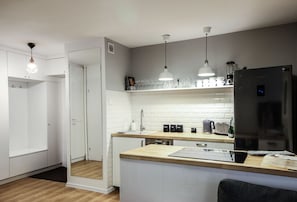 Comfort Apartment, 1 Queen Bed with Sofa bed, Non Smoking, City View | Private kitchenette