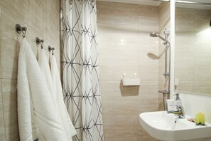 Departamento Confort, 1 cama Queen size y sofá cama, para no fumadores, vista a la ciudad | Baño | Regadera, amenidades de baño gratuitas, secadora de cabello, toallas 