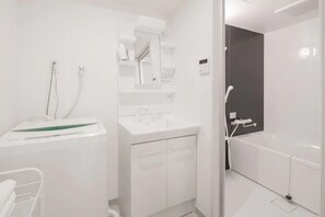 Lejlighed | Badeværelse | Separat badekar og bruser, dybe badekar, gratis toiletartikler