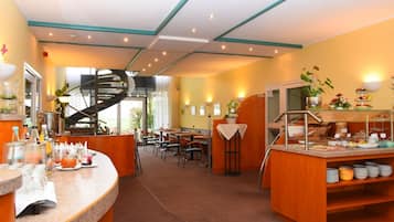 Tägliches Frühstücksbuffet gegen Gebühr