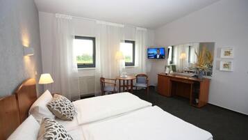 Työpöytä, pimennysverhot, Wi-Fi, vuodevaatteet