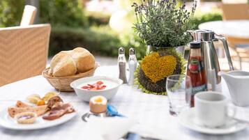 Päivittäinen buffetaamiainen (9 EUR per henkilö)