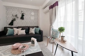 Apartment | Living room | Flat-screen TV