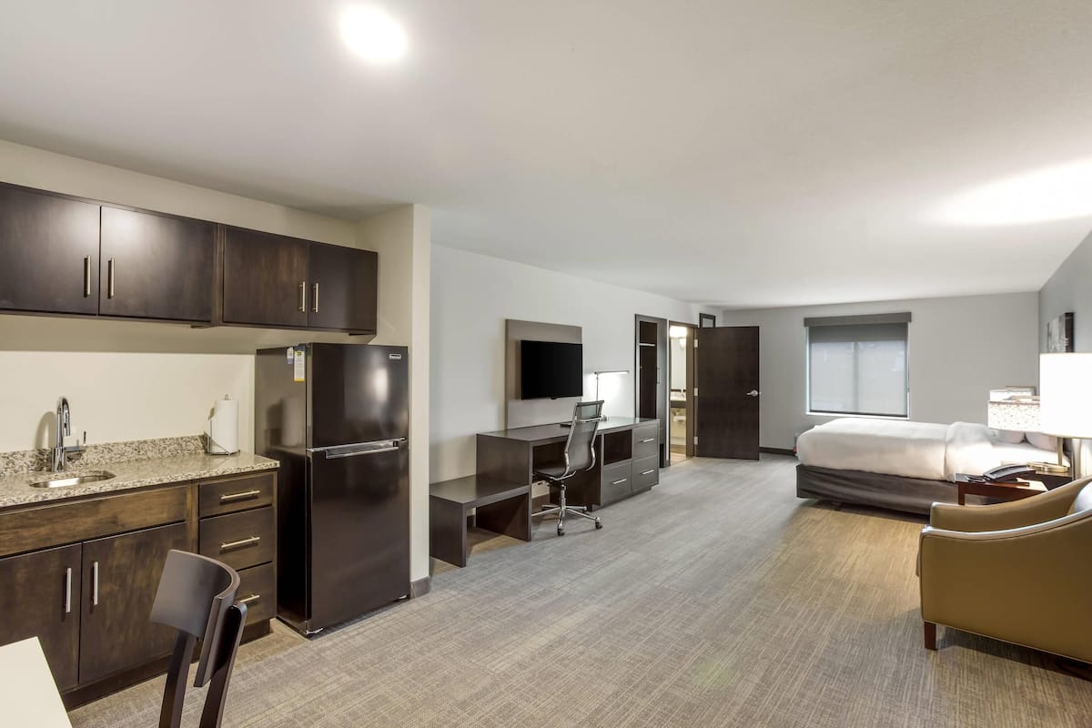 Phòng Suite, 1 giường cỡ king, phù hợp cho người khuyết tật, không hút thuốc | Bộ đồ giường cao cấp, bàn, khu vực làm việc phù hợp cho laptop 