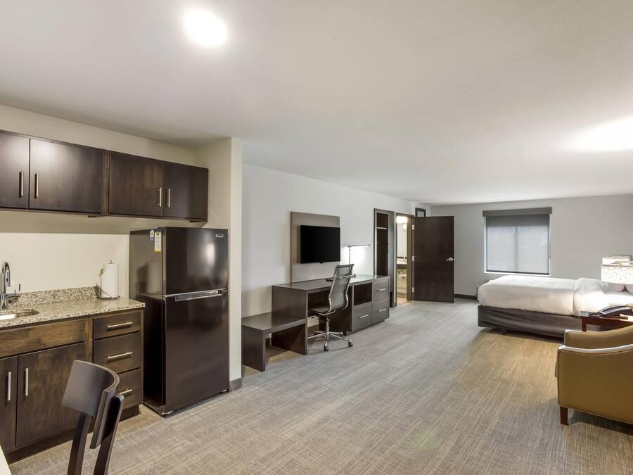 Suite, 1 King Bed, Accessible, Non Smoking