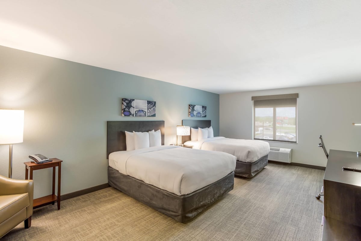 Phòng Suite, 2 giường cỡ queen, không hút thuốc | Bộ đồ giường cao cấp, bàn, khu vực làm việc phù hợp cho laptop 