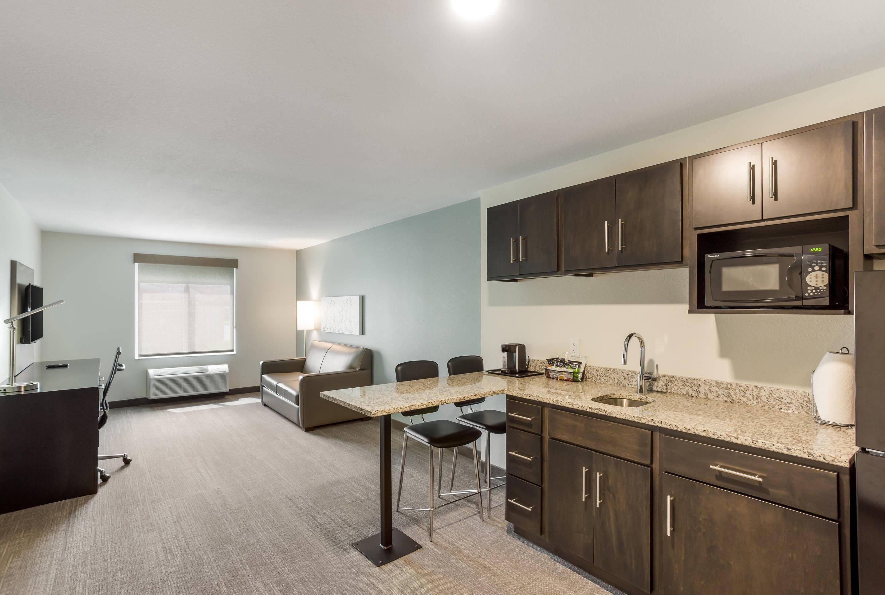 أغطية فراش متميزة ومكتب ومساحة عمل للكمبيوتر المحمول وستائر تعتيم