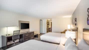 أغطية فراش متميزة ومكتب ومساحة عمل للكمبيوتر المحمول وستائر تعتيم