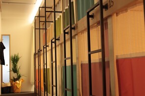 Delad sovsal - Basic - endast kvinnor - icke-rökare | Memory foam-madrasser och värdeförvaringsskåp på rummet