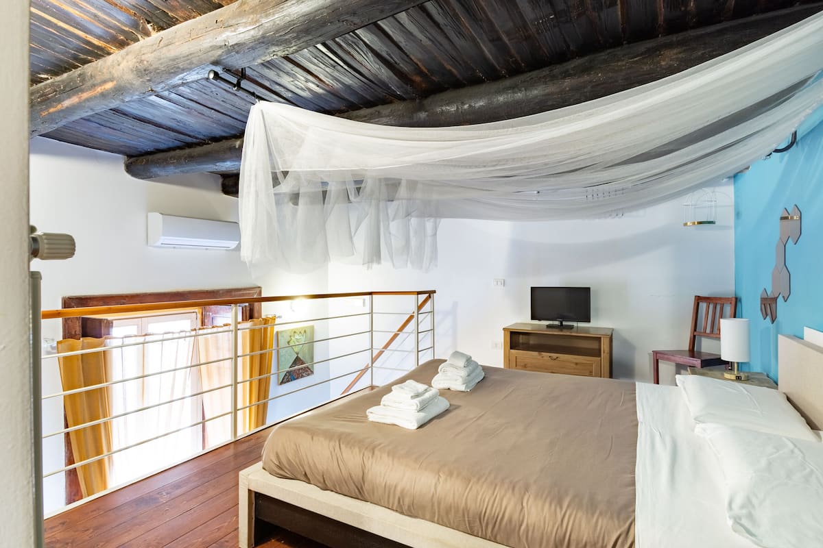 Habitación cuádruple | Escritorio, tabla de planchar con plancha, wifi gratis y ropa de cama