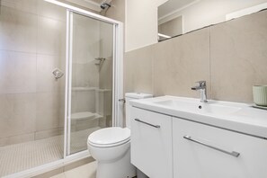 City Apartment, Multiple Beds, Non Smoking | Bathroom | Shower, hair dryer, towels - UniqueStay Mayfair Deluxe Apartment (Cape Town)