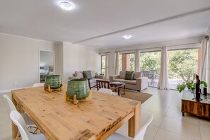 Appartement Ville, Plusieurs lits, non-fumeur | Repas dans la chambre