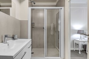 Shower, hair dryer, towels - UniqueStay Mayfair Deluxe Apartment (Cape Town)