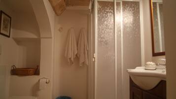 Quarto triplo conforto | Banheiro | Chuveiro, produtos de toalete grátis, secador de cabelo, bidê