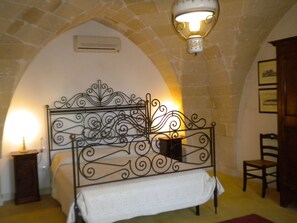 Suite | Minibar, in-room safe, desk, iron/ironing board - Archidamo Bed & Breakfast (Manduria)