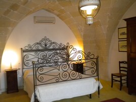 Suite | Minibar, una cassaforte in camera, una scrivania, ferro/asse da stiro