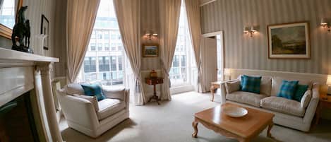 Luxury Apartment, Ensuite, City View (Luxury) | Lounge