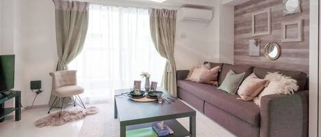 Apartment | Living room | Flat-screen TV