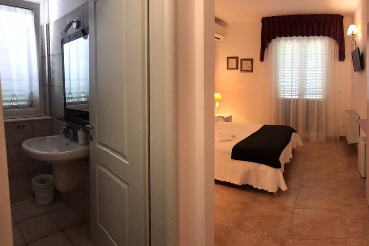 Premium bedding, minibar, free WiFi, bed sheets