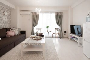 Apartemen | Ruang keluarga | TV layar datar