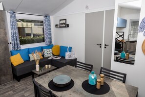 Casa rodante, 2 habitaciones (27m²) | Área de sala de estar | Televisión de pantalla plana