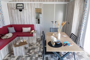 Mobile Home, 2 Bedrooms (30m²) | Living area | Flat-screen TV - Camping Domaine des Salins (Saint-Hilaire-de-Riez)