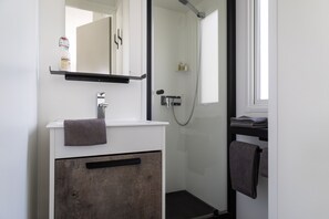 Casa rodante, 2 habitaciones (27m²) | Baño | Regadera y toallas 