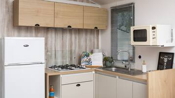 Mobile home - 2 soveværelser (30m²) | Privat køkken | Køleskab/fryser i fuld størrelse, mikrobølgeovn, kogeplade