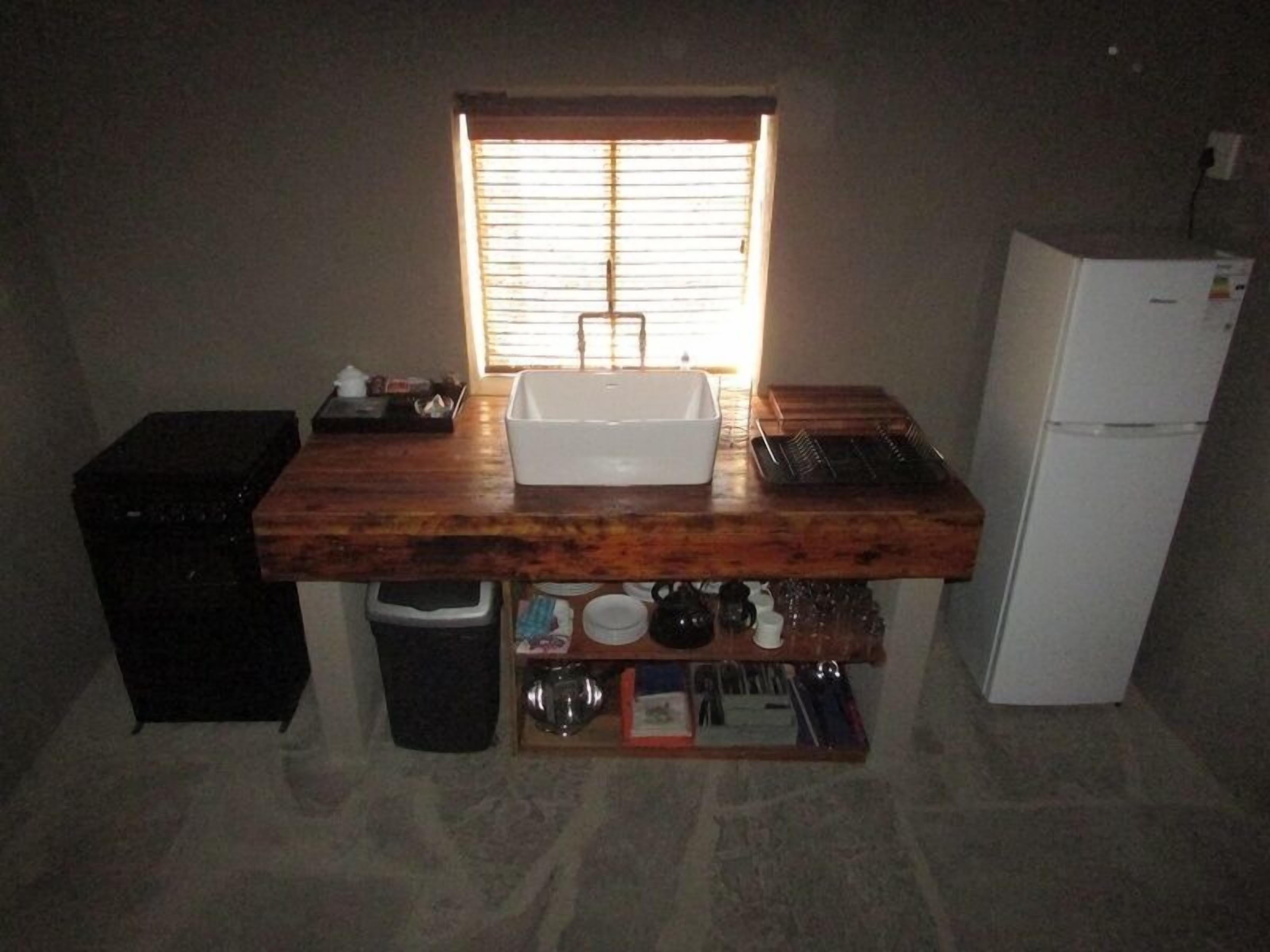 Refrigerador con freezer, horno, placa de cocina, tetera/pava eléctrica