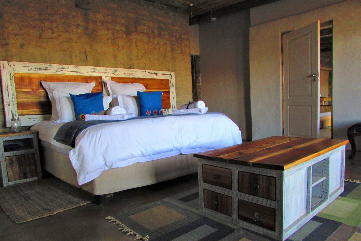 Comfort Cottage | Premium bedding, blackout drapes, WiFi (free), individually decorated